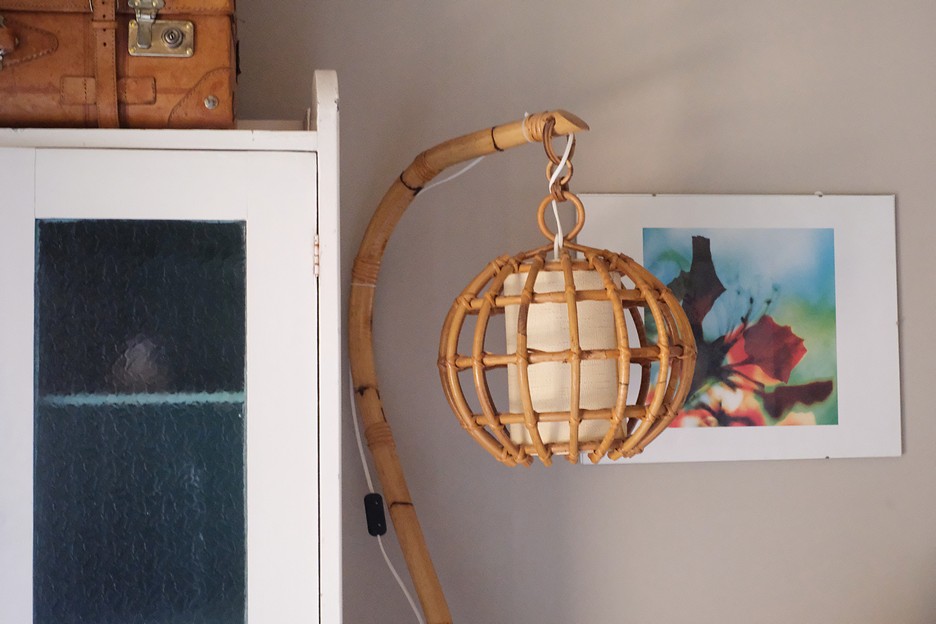 Warm decorative floor lamp with woven shade highlighting cozy lighting at Casa Rosy apartments in Diano Marina.