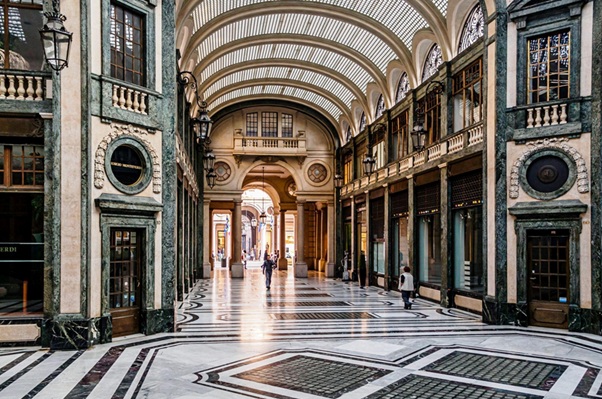 Historic grand hall of Milano Centrale railway station, the starting point for Townhomes Milano day trips.