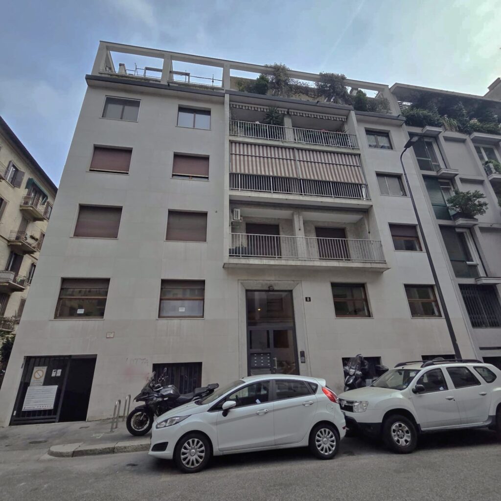 Exterior view of a residential building in Milan where the Simone Urban Organic apartment by Townhomes Milano is located.